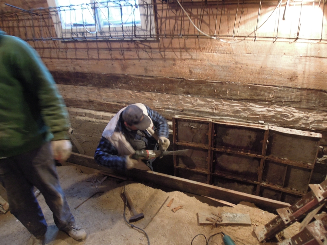 Prace remontowe przy drewnianym przedwojennym domu - Renowator Radymno -  konserwacja zabytków